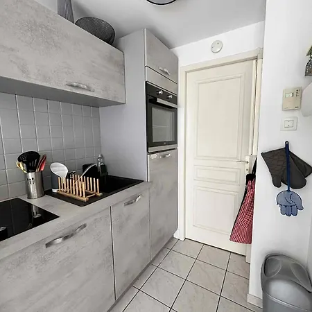 Apartment T2 A 100m De La Avec Parking Privatif - Fr-1-194-359 *