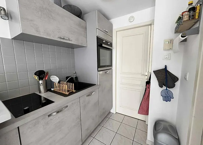 Apartment T2 A 100m De La Avec Parking Privatif - Fr-1-194-359 *